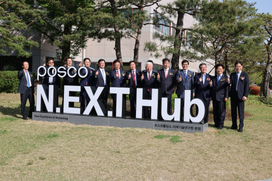 김병욱(왼쪽 네번째부터) 국회의원, 김지용 포스코홀딩스 미래기술연구원장, 이철우 경북도지사, 주세돈 포스코 기술연구원장, 백인규 포항시의회 의장, 김남일 포항 부시장. 포스코홀딩스 제공